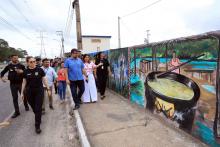 Na manhã desta sexta - feira, 13, foi inaugurada a pintura do muro do campus XXll, em Ananindeua. O reitor Clay Chagas esteve presente para fazer a visita à arte no muro junto aos servidores e alunos do campus, além de visitar também o laboratório multidisciplinar. Foto: Sidney Oliveira/Ascom Uepa.