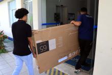 O reitor em exercício, Carlos Capela, entregou, na manhã desta terça - feira, 25, equipamentos à Escola de Enfermagem Magalhães Barata. Foto: Sidney Oliveira/Ascom Uepa.