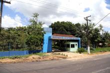 A Vice-reitora Ilma Pastana e o Pró-reitor Carlos Capela entregam equipamentos no Campus XVII de Vigia. Fotos: Sidney Oliveira/Ascom Uepa.