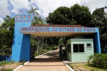 A Vice-reitora Ilma Pastana e o Pró-reitor Carlos Capela entregam equipamentos no Campus XVII de Vigia. Fotos: Sidney Oliveira/Ascom Uepa.