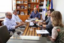 O reitor em exercício, Carlos Capela, recebeu, na manhã desta terça-feira, 8, no gabinete da reitoria, a visita do Diretor de Assuntos Corporativos do Grupo Alubar, Otávio Ribeiro,  e o Gerente de segurança patrimonial da Alubar, Hermann Ribeiro, para tratar sobre convênios firmados com a Universidade do Estado do Pará. Foto: Sidney Oliveira/Ascom Uepa.