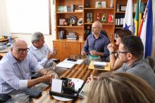 O reitor em exercício, Carlos Capela, recebeu, na manhã desta terça-feira, 8, no gabinete da reitoria, a visita do Diretor de Assuntos Corporativos do Grupo Alubar, Otávio Ribeiro,  e o Gerente de segurança patrimonial da Alubar, Hermann Ribeiro, para tratar sobre convênios firmados com a Universidade do Estado do Pará. Foto: Sidney Oliveira/Ascom Uepa.