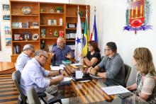 O reitor em exercício, Carlos Capela, recebeu, na manhã desta terça-feira, 8, no gabinete da reitoria, a visita do Diretor de Assuntos Corporativos do Grupo Alubar, Otávio Ribeiro,  e o Gerente de segurança patrimonial da Alubar, Hermann Ribeiro, para tratar sobre convênios firmados com a Universidade do Estado do Pará. Foto: Sidney Oliveira/Ascom Uepa.