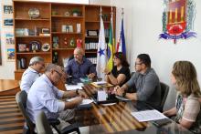 O reitor em exercício, Carlos Capela, recebeu, na manhã desta terça-feira, 8, no gabinete da reitoria, a visita do Diretor de Assuntos Corporativos do Grupo Alubar, Otávio Ribeiro,  e o Gerente de segurança patrimonial da Alubar, Hermann Ribeiro, para tratar sobre convênios firmados com a Universidade do Estado do Pará. Foto: Sidney Oliveira/Ascom Uepa.