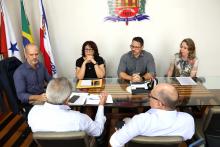 O reitor em exercício, Carlos Capela, recebeu, na manhã desta terça-feira, 8, no gabinete da reitoria, a visita do Diretor de Assuntos Corporativos do Grupo Alubar, Otávio Ribeiro,  e o Gerente de segurança patrimonial da Alubar, Hermann Ribeiro, para tratar sobre convênios firmados com a Universidade do Estado do Pará. Foto: Sidney Oliveira/Ascom Uepa.