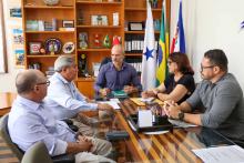 O reitor em exercício, Carlos Capela, recebeu, na manhã desta terça-feira, 8, no gabinete da reitoria, a visita do Diretor de Assuntos Corporativos do Grupo Alubar, Otávio Ribeiro,  e o Gerente de segurança patrimonial da Alubar, Hermann Ribeiro, para tratar sobre convênios firmados com a Universidade do Estado do Pará. Foto: Sidney Oliveira/Ascom Uepa.
