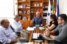 O reitor em exercício, Carlos Capela, recebeu, na manhã desta terça-feira, 8, no gabinete da reitoria, a visita do Diretor de Assuntos Corporativos do Grupo Alubar, Otávio Ribeiro,  e o Gerente de segurança patrimonial da Alubar, Hermann Ribeiro, para tratar sobre convênios firmados com a Universidade do Estado do Pará. Foto: Sidney Oliveira/Ascom Uepa.
