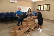 O Pró-reitor Carlos Capela entrega equipamentos no Campus VII de Conceição do Araguaia. Fotos: Sidney Oliveira/Ascom Uepa.