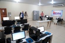 O Pró-reitor Carlos Capela, entrega equipamentos no Campus VII de Conceição do Araguaia. Fotos: Sidney Oliveira/Ascom Uepa.