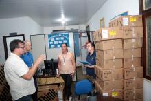 O Reitor da Uepa, Clay Chagas, entrega equipamentos no Campus XV de Redenção. Fotos: Sidney Oliveira/Ascom Uepa.