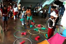 A Uepa promoveu brincadeiras no dia 19 de abril, no Hangar, em alusão ao Dia dos Povos Indígenas. Foto: Sidney Oliveira/Ascom Uepa.