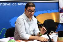 José Roberto, presidente da comissão eleitoral, media a apresentação. Foto: Sidney Oliveira/Ascom Uepa.