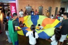 A Uepa promoveu brincadeiras no dia 19 de abril, no Hangar, em alusão ao Dia dos Povos Indígenas. Foto: Sidney Oliveira/Ascom Uepa.