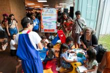 A Uepa promoveu brincadeiras no dia 19 de abril, no Hangar, em alusão ao Dia dos Povos Indígenas. Foto: Sidney Oliveira/Ascom Uepa.