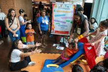 A Uepa promoveu brincadeiras no dia 19 de abril, no Hangar, em alusão ao Dia dos Povos Indígenas. Foto: Sidney Oliveira/Ascom Uepa.