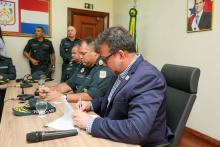 Assinatura do convênio entre a PM e a UEPA - curso de língua inglesa para agentes da PM.