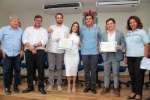 Governo do Estado entrega diplomas revalidados a médicos no Marajó. Foto: Marcelo Rodrigues/Ascom Uepa.