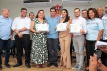 Governo do Estado entrega diplomas revalidados a médicos no Marajó. Foto: Marcelo Rodrigues/Ascom Uepa.