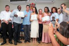 Governo do Estado entrega diplomas revalidados a médicos no Marajó. Foto: Marcelo Rodrigues/Ascom Uepa.