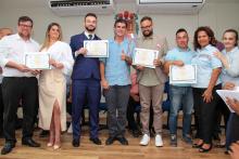 Governo do Estado entrega diplomas revalidados a médicos no Marajó. Foto: Marcelo Rodrigues/Ascom Uepa.