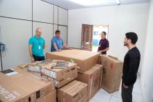 O Reitor da Uepa, Clay Chagas, entrega equipamentos no Campus XVI de Barcarena. Fotos: Sidney Oliveira/Ascom Uepa.