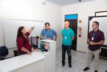 O Reitor da Uepa, Clay Chagas, entrega equipamentos no Campus XVI de Barcarena. Fotos: Sidney Oliveira/Ascom Uepa.