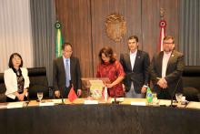 A delegação chinesa e a gestão da Uepa se reuniram com o governador Helder Barbalho, na Casa Civil. Foto - Sidney Oliveira - Ascom Uepa