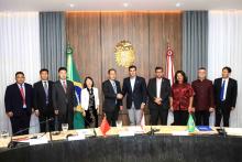A delegação chinesa e a gestão da Uepa se reuniram com o governador Helder Barbalho, na Casa Civil. Foto - Sidney Oliveira - Ascom Uepa