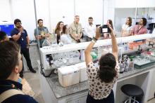 O Laboratório de Qualidade de Água da Amazônia (LabÁgua - Uepa), localizado no Parque Ciência Tecnologia, recebeu a visita da comitiva Swissnex Brazil, integrada por pesquisadores suiços e brasileiros, na tarde da quarta - feira, 23. Na foto, a coordenadora do LabÁgua, professora Hebe Morganne apresenta o laboratório. Foto: Sidney Oliveira/Ascom Uepa