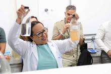 O Laboratório de Qualidade de Água da Amazônia (LabÁgua - Uepa), localizado no Parque Ciência Tecnologia, recebeu a visita da comitiva Swissnex Brazil, integrada por pesquisadores suiços e brasileiros, na tarde da quarta - feira, 23. Na foto, a coordenadora do LabÁgua, professora Hebe Morganne apresenta o laboratório. Foto: Sidney Oliveira/Ascom Uepa