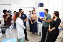 O Laboratório de Qualidade de Água da Amazônia (LabÁgua - Uepa), localizado no Parque Ciência Tecnologia, recebeu a visita da comitiva Swissnex Brazil, integrada por pesquisadores suiços e brasileiros, na tarde da quarta - feira, 23. Na foto, a coordenadora do LabÁgua, professora Hebe Morganne apresenta o laboratório. Foto: Sidney Oliveira/Ascom Uepa
