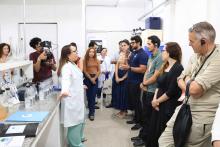 O Laboratório de Qualidade de Água da Amazônia (LabÁgua - Uepa), localizado no Parque Ciência Tecnologia, recebeu a visita da comitiva Swissnex Brazil, integrada por pesquisadores suiços e brasileiros, na tarde da quarta - feira, 23. Na foto, a coordenadora do LabÁgua, professora Hebe Morganne apresenta o laboratório. Foto: Sidney Oliveira/Ascom Uepa