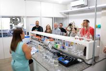 O Laboratório de Qualidade de Água da Amazônia (LabÁgua - Uepa), localizado no Parque Ciência Tecnologia, recebeu a visita da comitiva Swissnex Brazil, integrada por pesquisadores suiços e brasileiros, na tarde da quarta - feira, 23. Na foto, a coordenadora do LabÁgua, professora Hebe Morganne apresenta o laboratório. Foto: Sidney Oliveira/Ascom Uepa