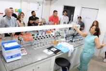 O Laboratório de Qualidade de Água da Amazônia (LabÁgua - Uepa), localizado no Parque Ciência Tecnologia, recebeu a visita da comitiva Swissnex Brazil, integrada por pesquisadores suiços e brasileiros, na tarde da quarta - feira, 23. Na foto, a coordenadora do LabÁgua, professora Hebe Morganne apresenta o laboratório. Foto: Sidney Oliveira/Ascom Uepa