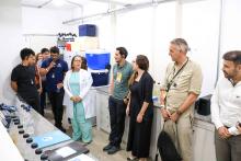 O Laboratório de Qualidade de Água da Amazônia (LabÁgua - Uepa), localizado no Parque Ciência Tecnologia, recebeu a visita da comitiva Swissnex Brazil, integrada por pesquisadores suiços e brasileiros, na tarde da quarta - feira, 23. Na foto, a coordenadora do LabÁgua, professora Hebe Morganne apresenta o laboratório. Foto: Sidney Oliveira/Ascom Uepa