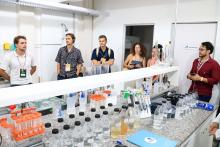 O Laboratório de Qualidade de Água da Amazônia (LabÁgua - Uepa), localizado no Parque Ciência Tecnologia, recebeu a visita da comitiva Swissnex Brazil, integrada por pesquisadores suiços e brasileiros, na tarde da quarta - feira, 23. Na foto, a coordenadora do LabÁgua, professora Hebe Morganne apresenta o laboratório. Foto: Sidney Oliveira/Ascom Uepa