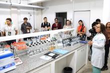 O Laboratório de Qualidade de Água da Amazônia (LabÁgua - Uepa), localizado no Parque Ciência Tecnologia, recebeu a visita da comitiva Swissnex Brazil, integrada por pesquisadores suiços e brasileiros, na tarde da quarta - feira, 23. Na foto, a coordenadora do LabÁgua, professora Hebe Morganne apresenta o laboratório. Foto: Sidney Oliveira/Ascom Uepa