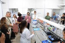 O Laboratório de Qualidade de Água da Amazônia (LabÁgua - Uepa), localizado no Parque Ciência Tecnologia, recebeu a visita da comitiva Swissnex Brazil, integrada por pesquisadores suiços e brasileiros, na tarde da quarta - feira, 23. Na foto, a coordenadora do LabÁgua, professora Hebe Morganne apresenta o laboratório. Foto: Sidney Oliveira/Ascom Uepa