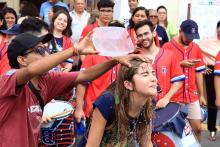 Calouros comemoram a aprovação em frente ao prédio da reitoria da Uepa, no Telégrafo. Foto: Sidney Oliveira/Ascom Uepa.