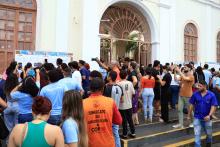 Candidatos se concentraram em frente ao prédio da reitoria da Uepa para ver o listão dos aprovados. Foto: Sidney Oliveira/Ascom Uepa.
