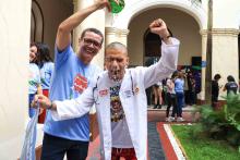 Calouro de medicina comemora no hall da reitoria da Uepa. Foto: Sidney Oliveira/Ascom Uepa.