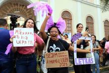 Calouros comemoram a aprovação em frente ao prédio da reitoria da Uepa, no Telégrafo. Foto: Sidney Oliveira/Ascom Uepa.