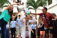 Calouro de medicina comemora no hall da reitoria da Uepa. Foto: Sidney Oliveira/Ascom Uepa.