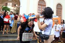 A caloura Mariana Chaves Simonetti comemora com toda a família a aprovação no curso de medicina no hall da reitoria da Uepa. Foto: Sidney Oliveira/Ascom Uepa
