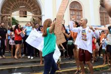 Calouros comemoram a aprovação em frente ao prédio da reitoria da Uepa, no Telégrafo. Foto: Sidney Oliveira/Ascom Uepa.