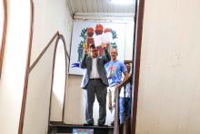 O reitor da Universidade do Estado do Pará, Clay Anderson Nunes Chagas, desce com o listão para entregar à imprensa. Foto: Sidney Oliveira/Ascom Uepa.