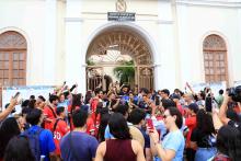 Candidatos se concentraram em frente ao prédio da reitoria da Uepa para ver o listão dos aprovados. Foto: Sidney Oliveira/Ascom Uepa.
