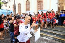 Calouros comemoram a aprovação em frente ao prédio da reitoria da Uepa, no Telégrafo. Foto: Sidney Oliveira/Ascom Uepa.