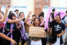 Carla Adriane Macedo de Melo, aprovado no curso de Letras Libras, fez questão de comemorar a aprovação na festa realizada em frente à reitoria, com direito a banho de cheiro e banda Búfalos da Medicina, da Atlética do curso de Medicina. Fotos: Sidney Oliveira/Ascom Uepa.