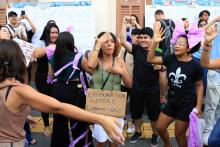 Carla Adriane Macedo de Melo, aprovado no curso de Letras Libras, fez questão de comemorar a aprovação na festa realizada em frente à reitoria, com direito a banho de cheiro e banda Búfalos da Medicina, da Atlética do curso de Medicina. Fotos: Sidney Oliveira/Ascom Uepa.